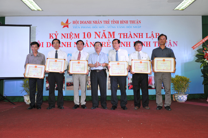 Giám đốc công ty Tính Thành vinh dự được Chủ tịch tỉnh tặng Bằng Khen