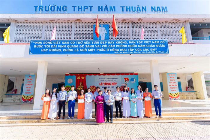 Tính Thành bàn giao khai trương Website Trường THPT Hàm Thuận Nam
